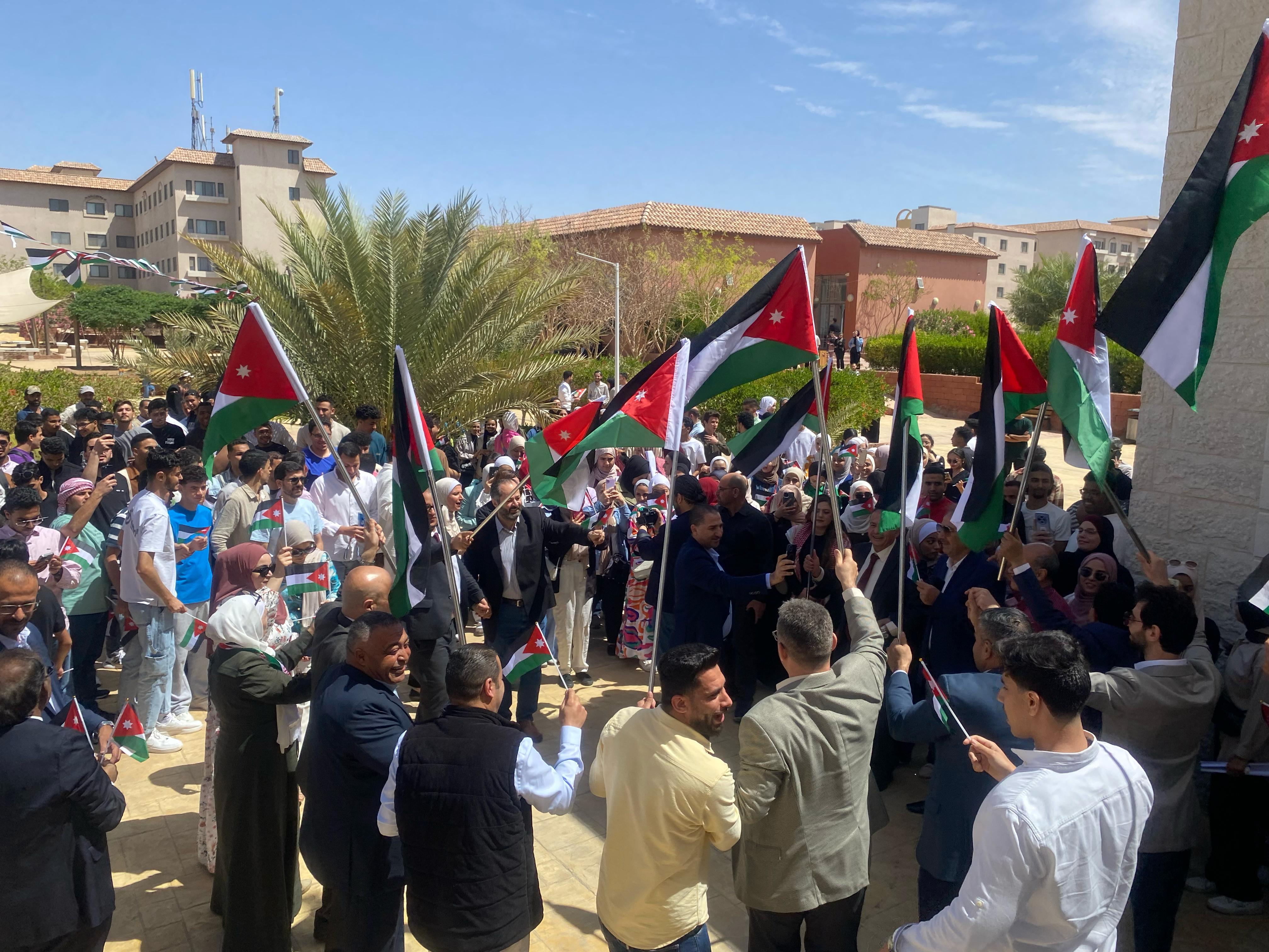 Madar Al-Saa Images 0.42764998906209417