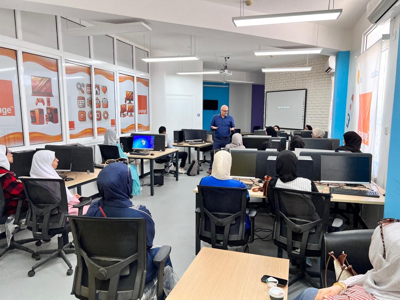 Madar Al-Saa Images 0.8419792039549664