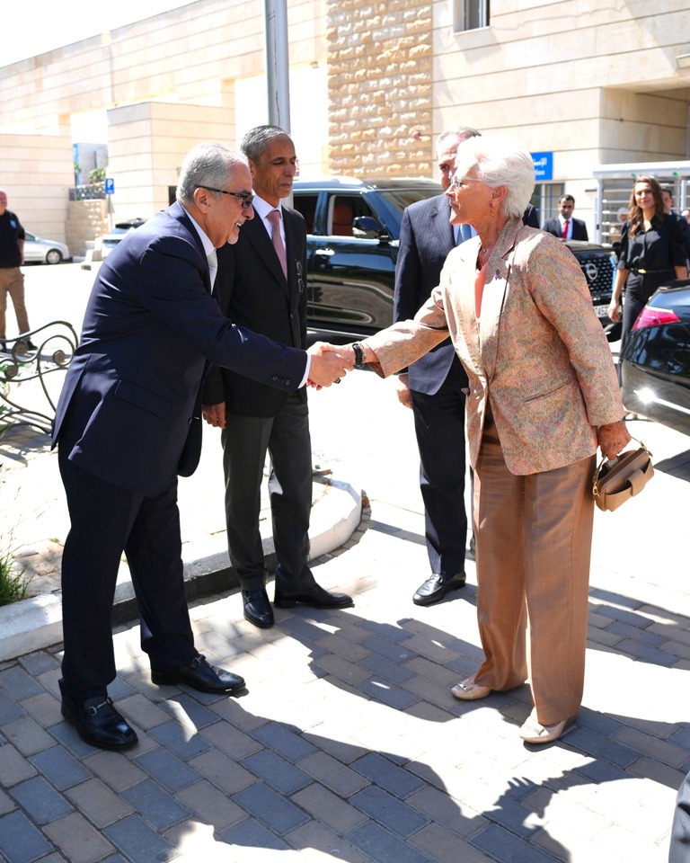 Madar Al-Saa Images 0.053171544123386205