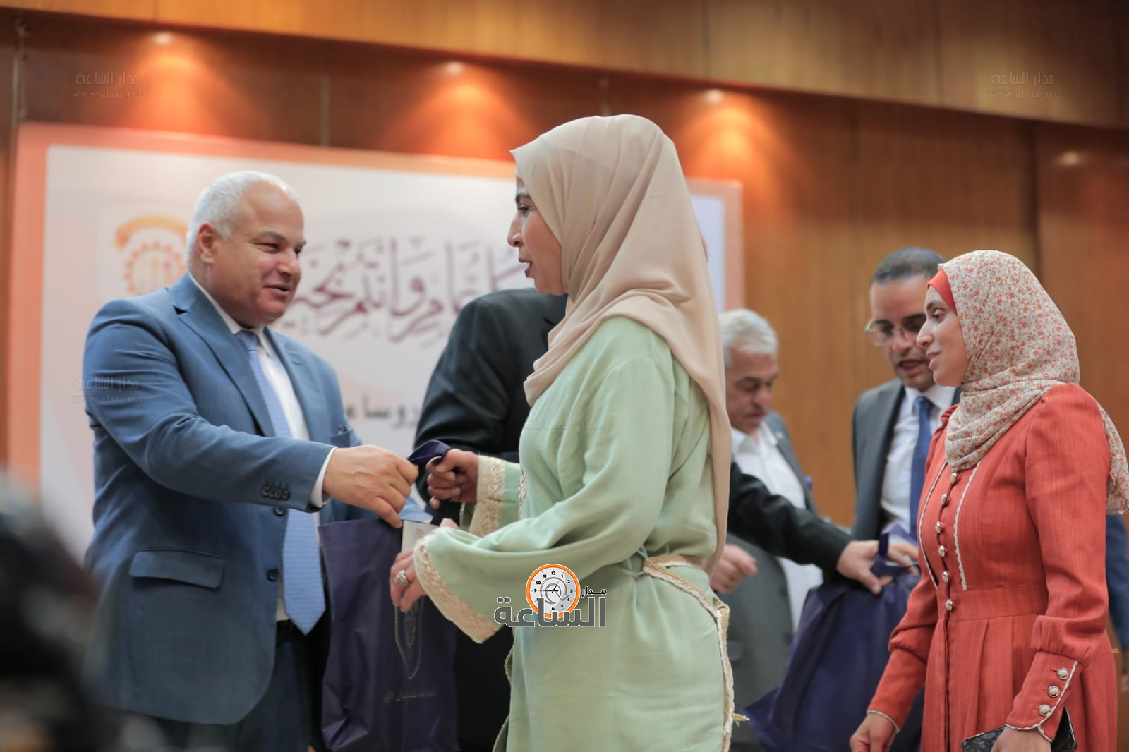 Madar Al-Saa Images 0.9365506512428651