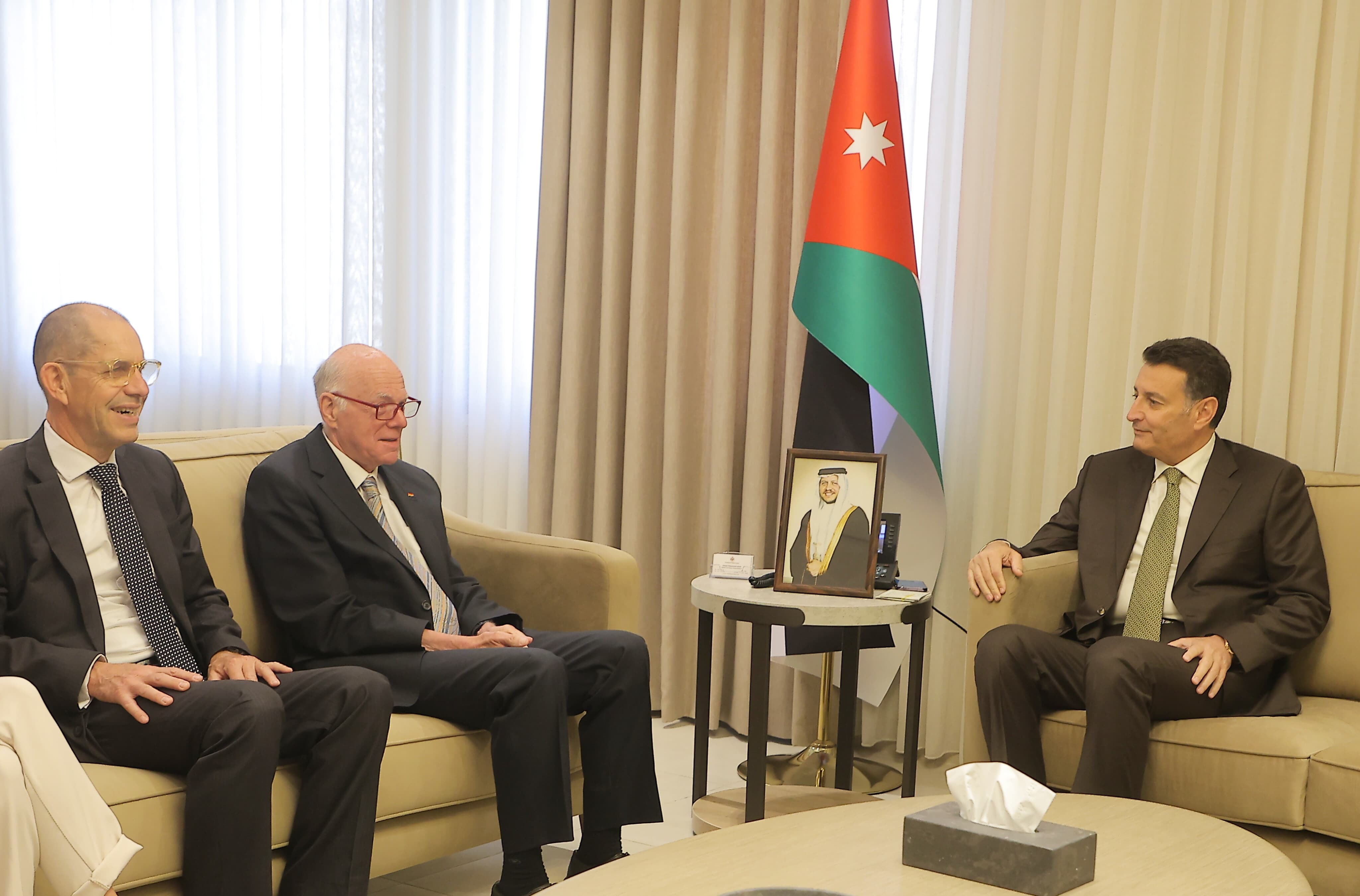 Madar Al-Saa Images 0.9702375652751257