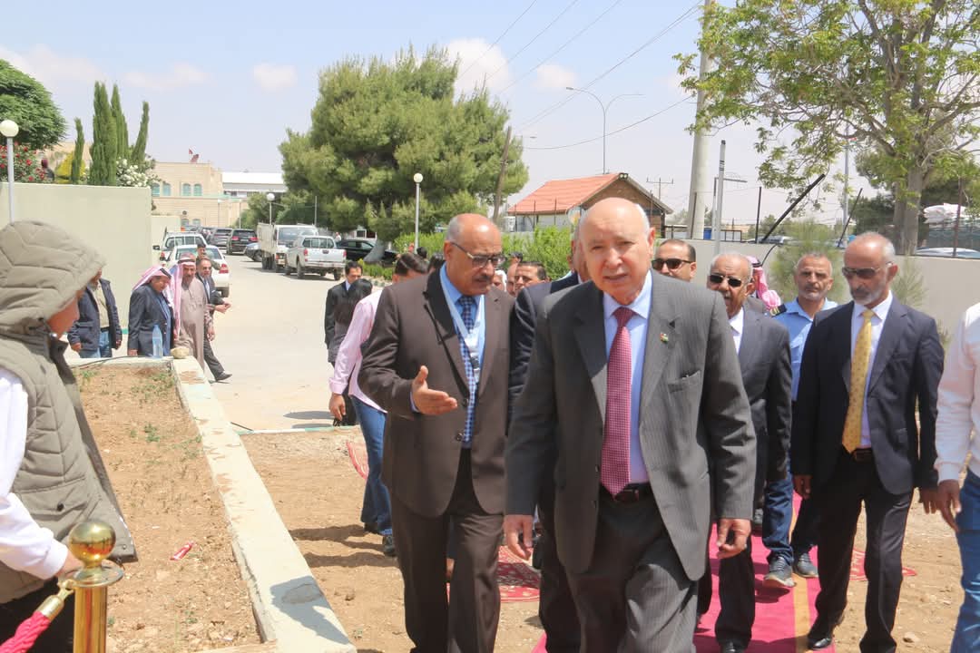 Madar Al-Saa Images 0.37063490692795664