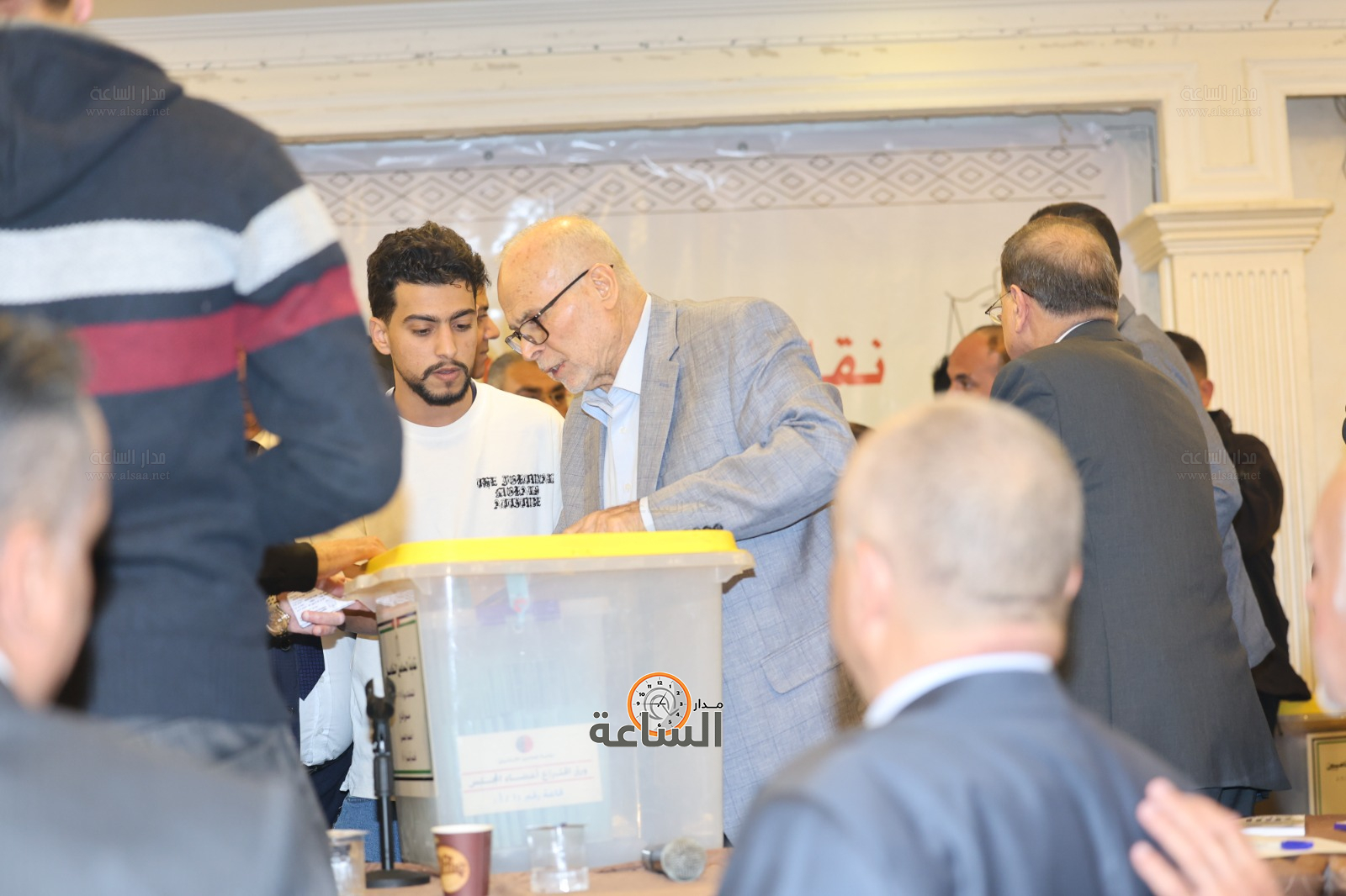 Madar Al-Saa Images 0.3724703622688109