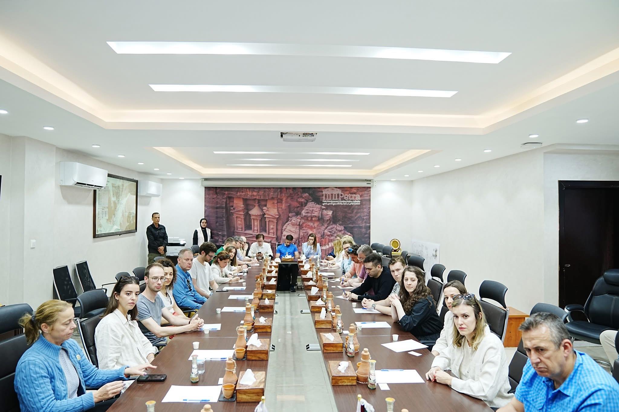 Madar Al-Saa Images 0.7946488604774307