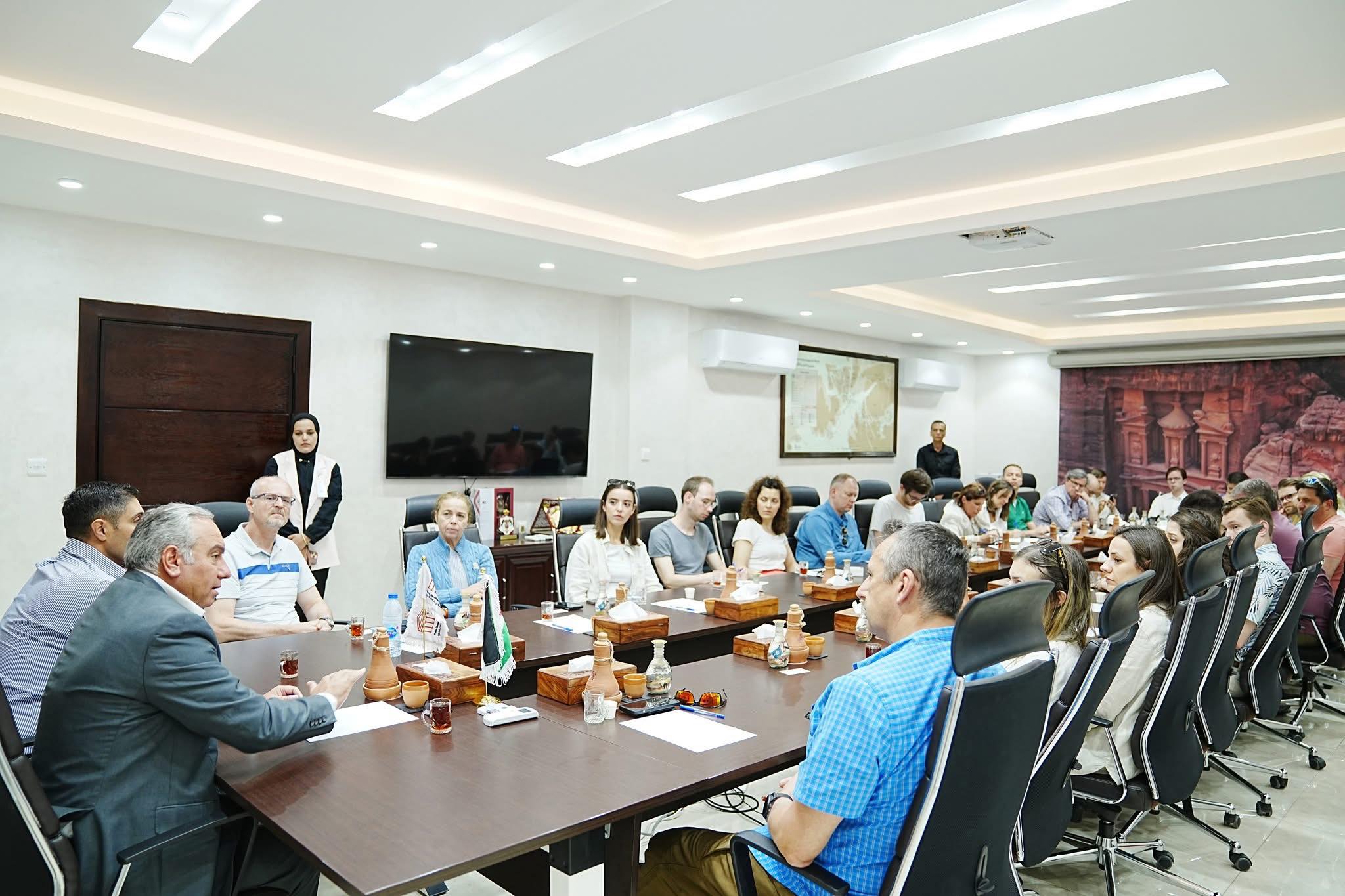 Madar Al-Saa Images 0.4374882992925665