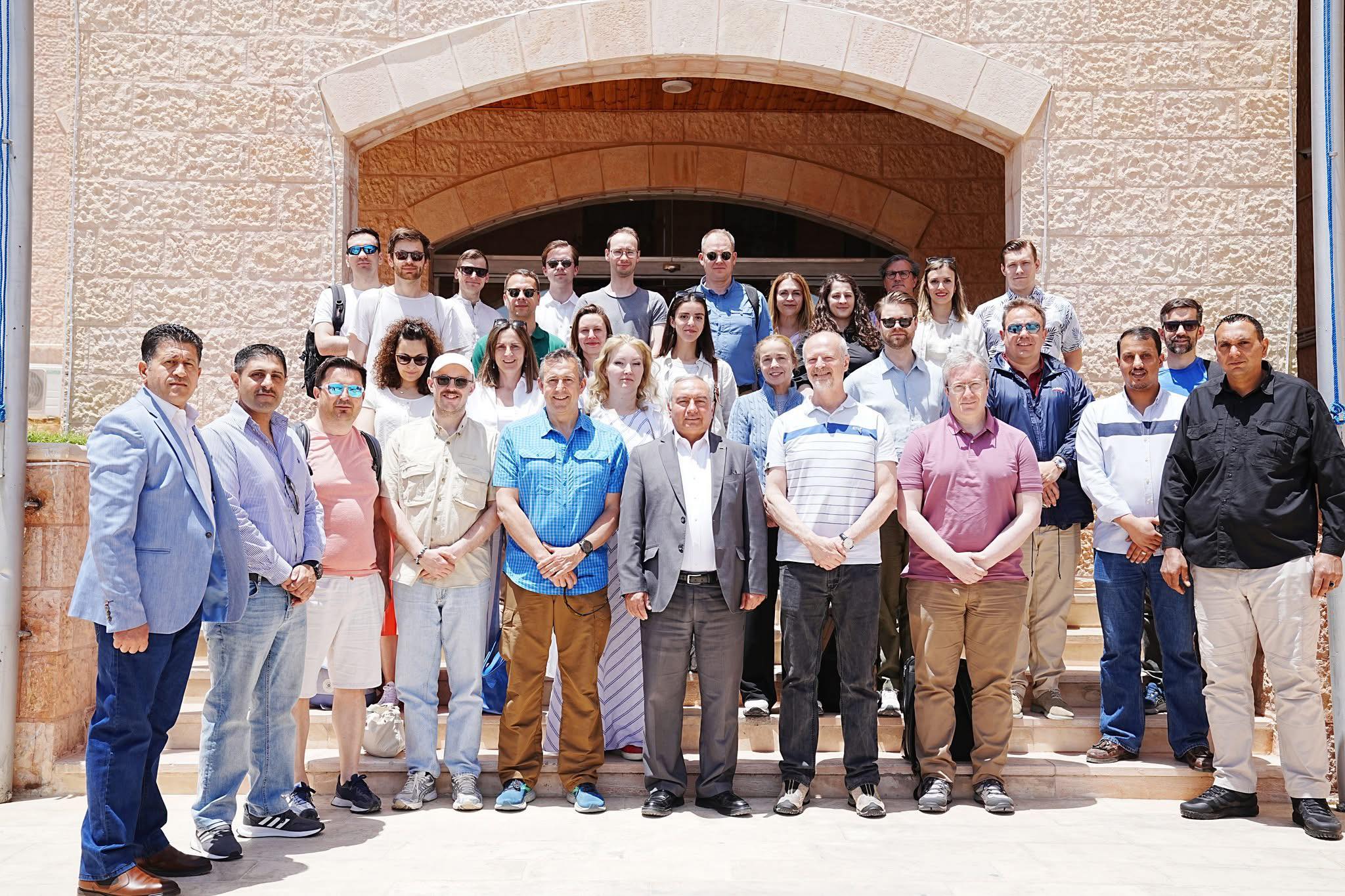 Madar Al-Saa Images 0.9214056330285506