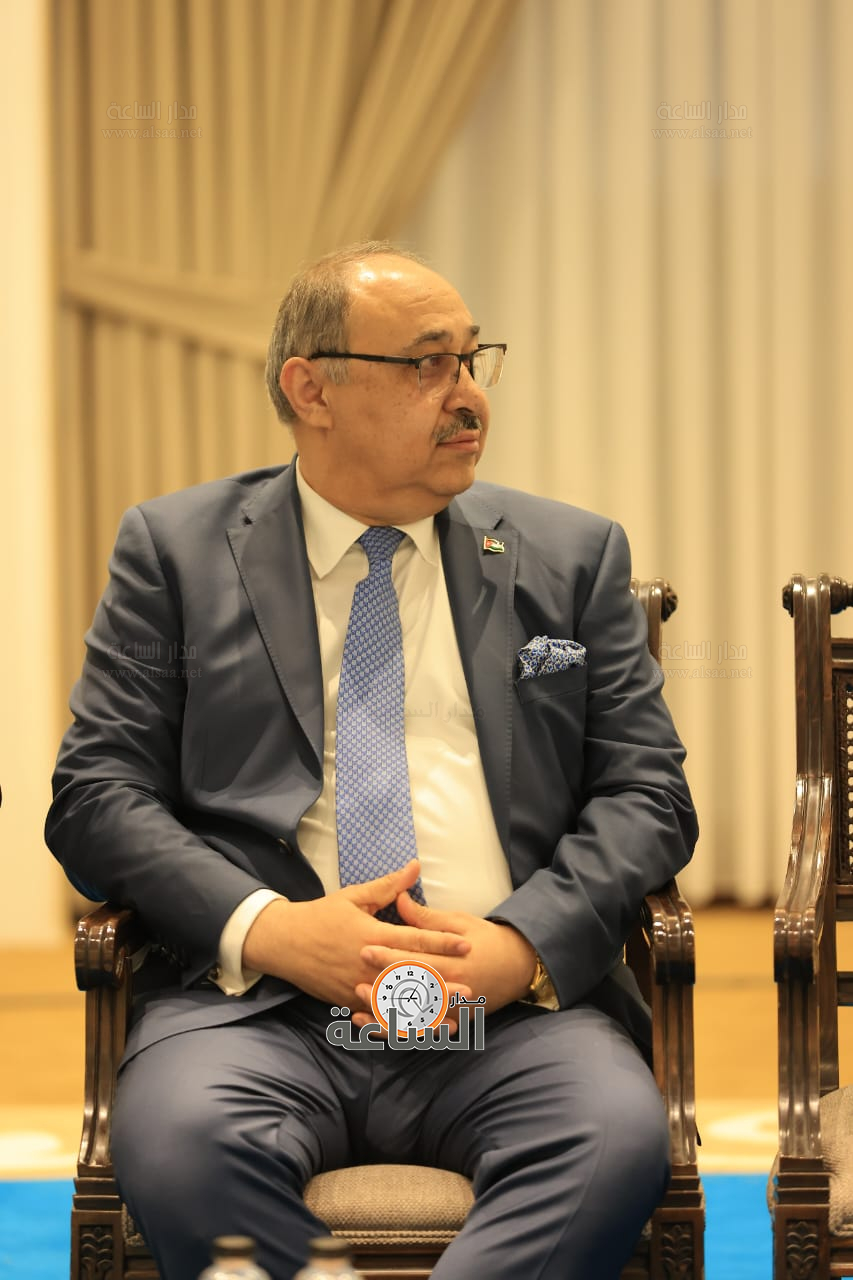 الوزير الاسبق صخر دوديين 