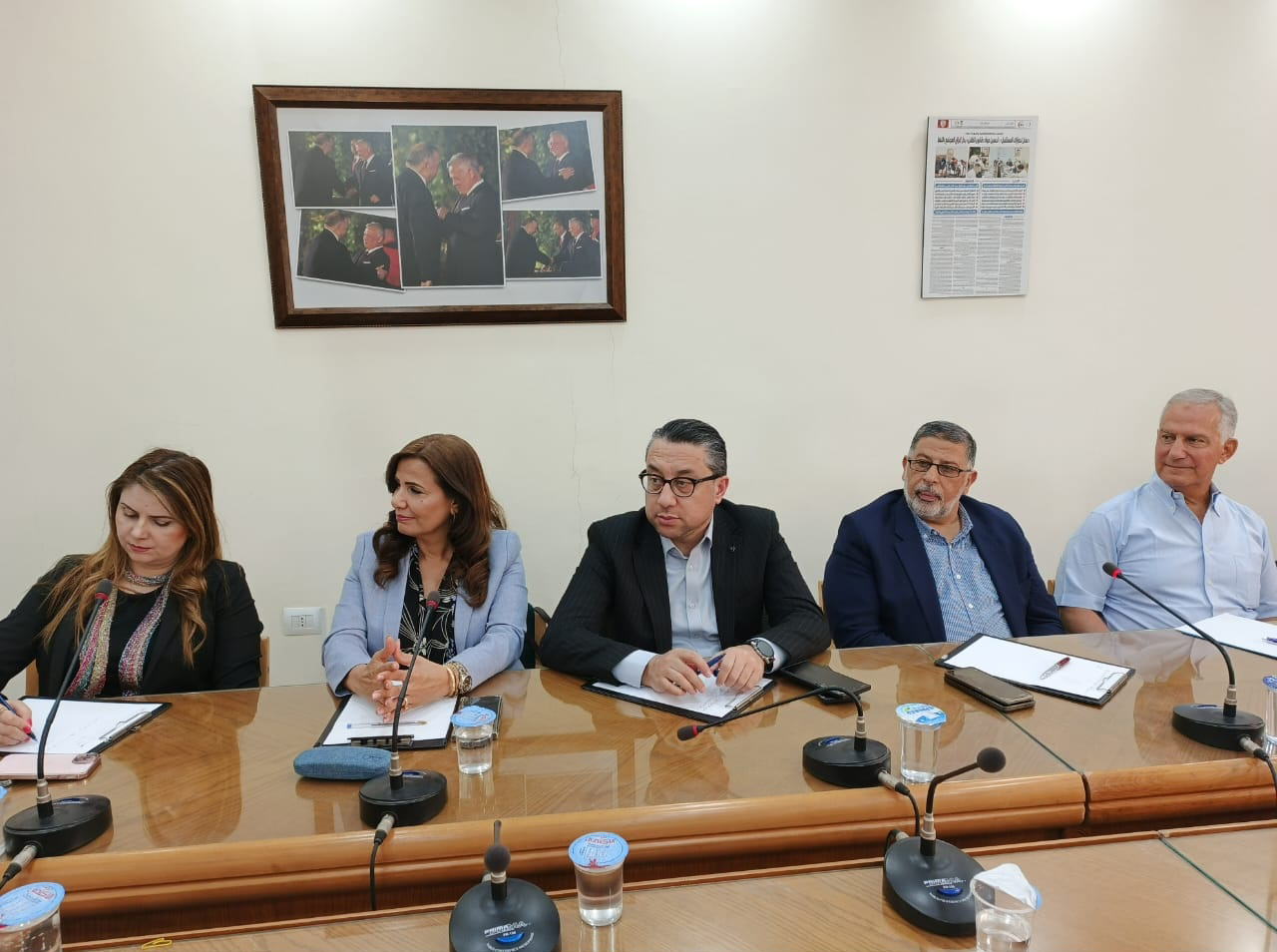 Madar Al-Saa Images 0.4802240125694235