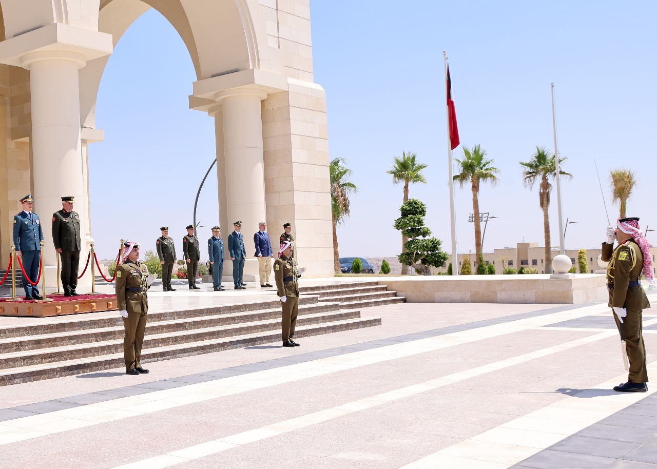 Madar Al-Saa Images 0.42065059716424036