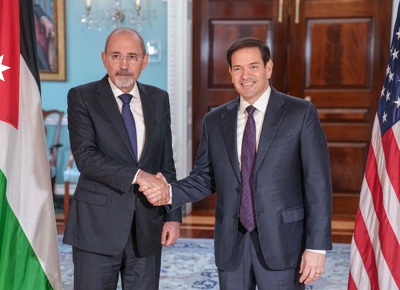 Madar Al-Saa Images 0.44965425839389617