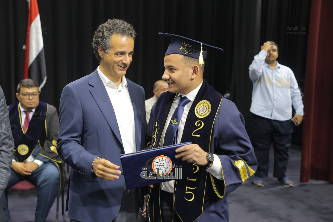 Madar Al-Saa Images 0.4971670175425049