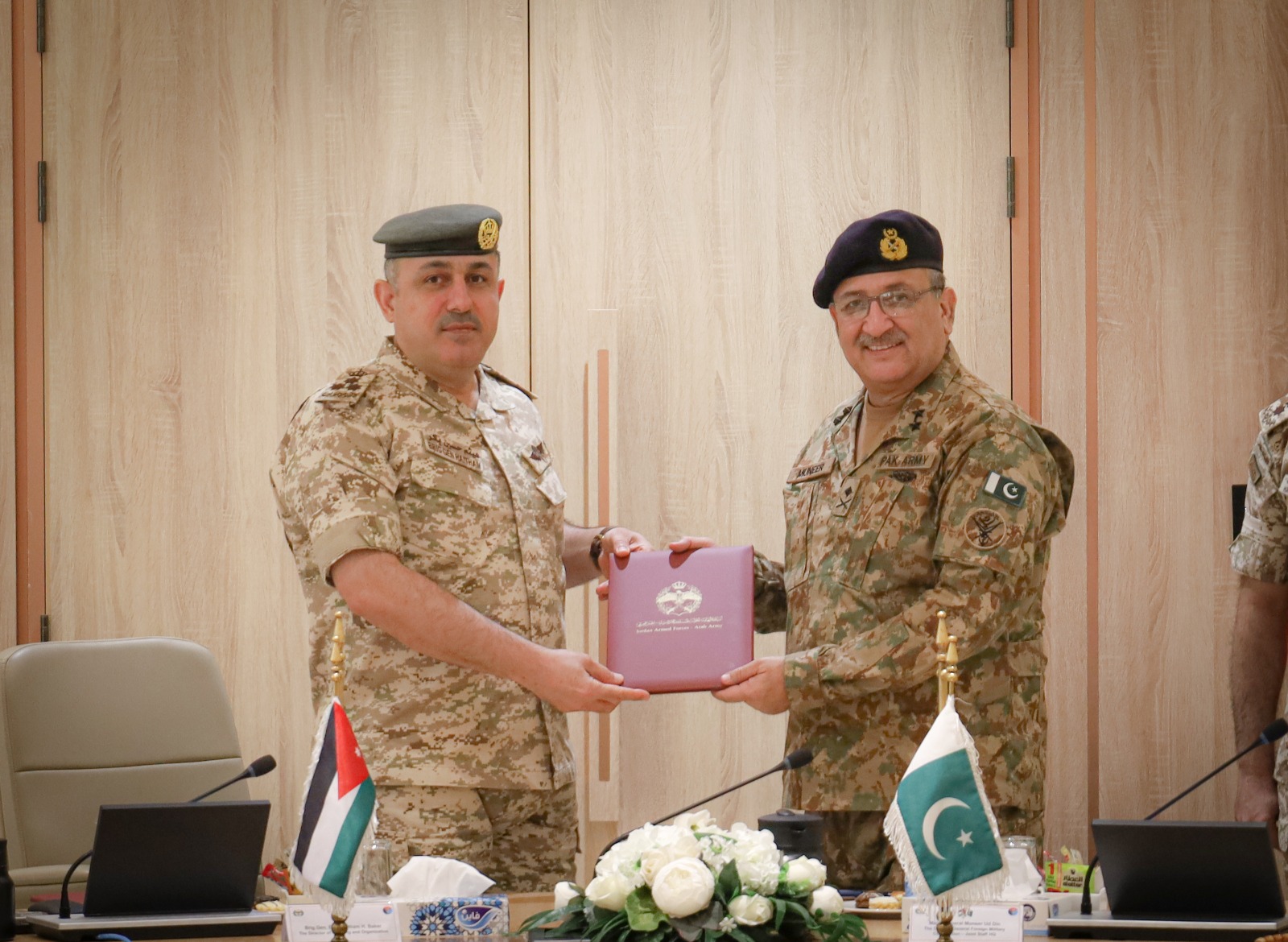 Madar Al-Saa Images 0.018694403648602864