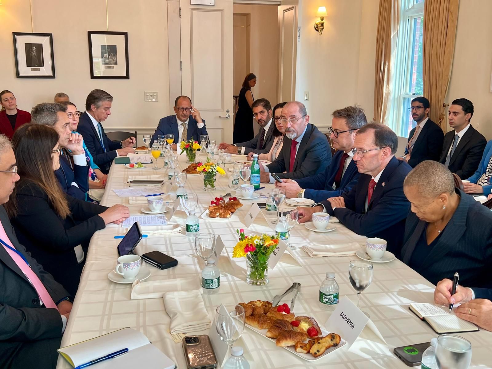 Madar Al-Saa Images 0.7159564754783921