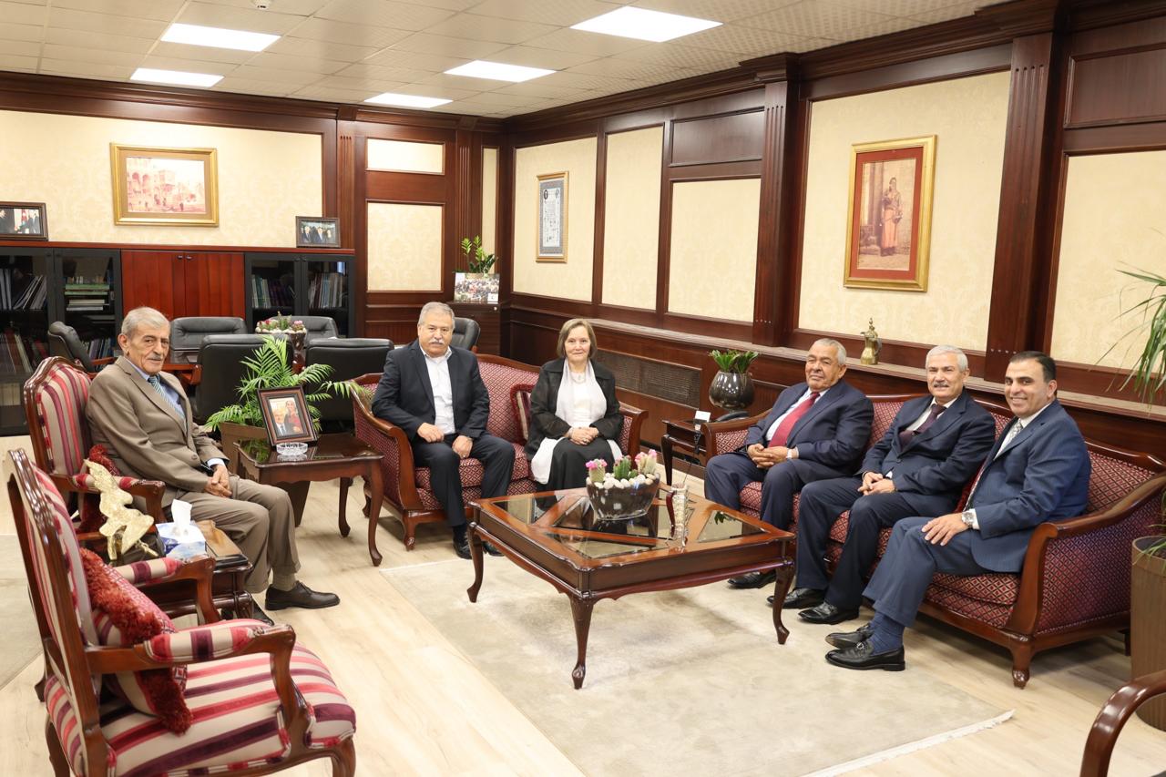 Madar Al-Saa Images 0.3703037120933783