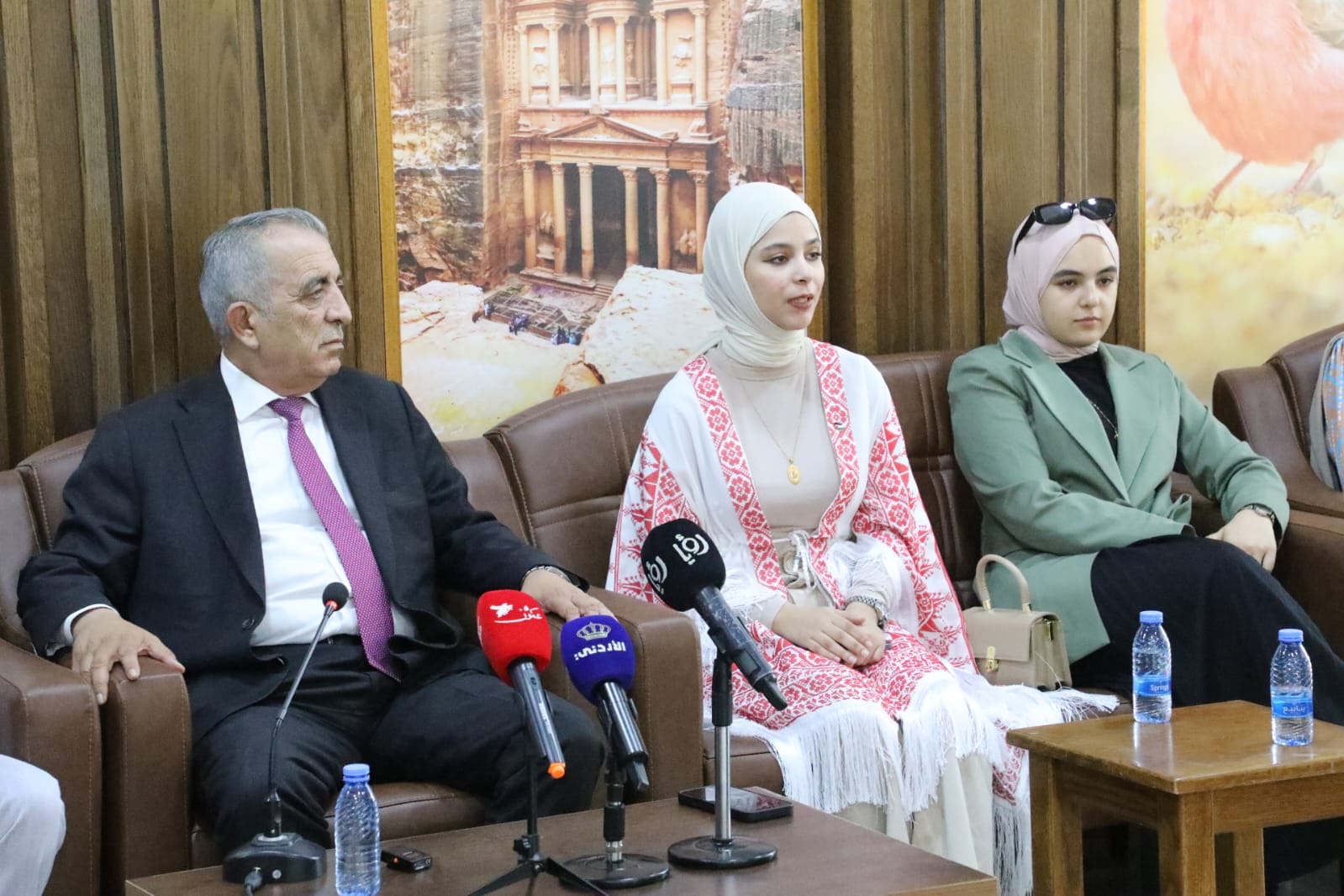 Madar Al-Saa Images 0.2560736611899853