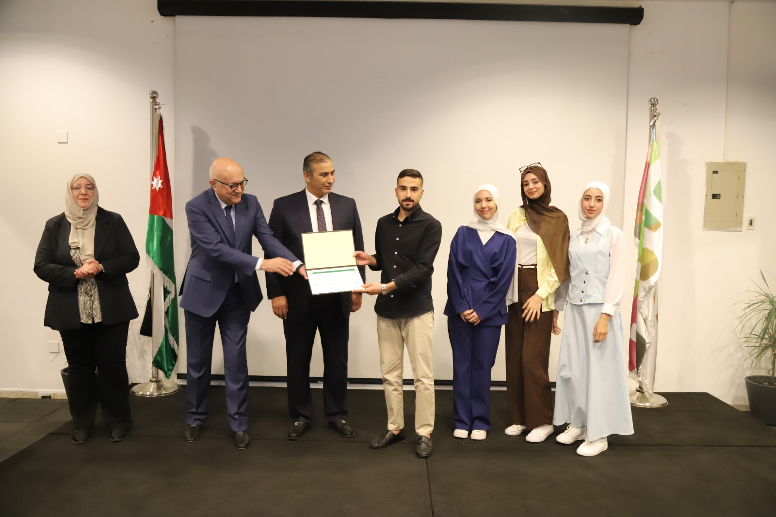 Madar Al-Saa Images 0.3918745901444628