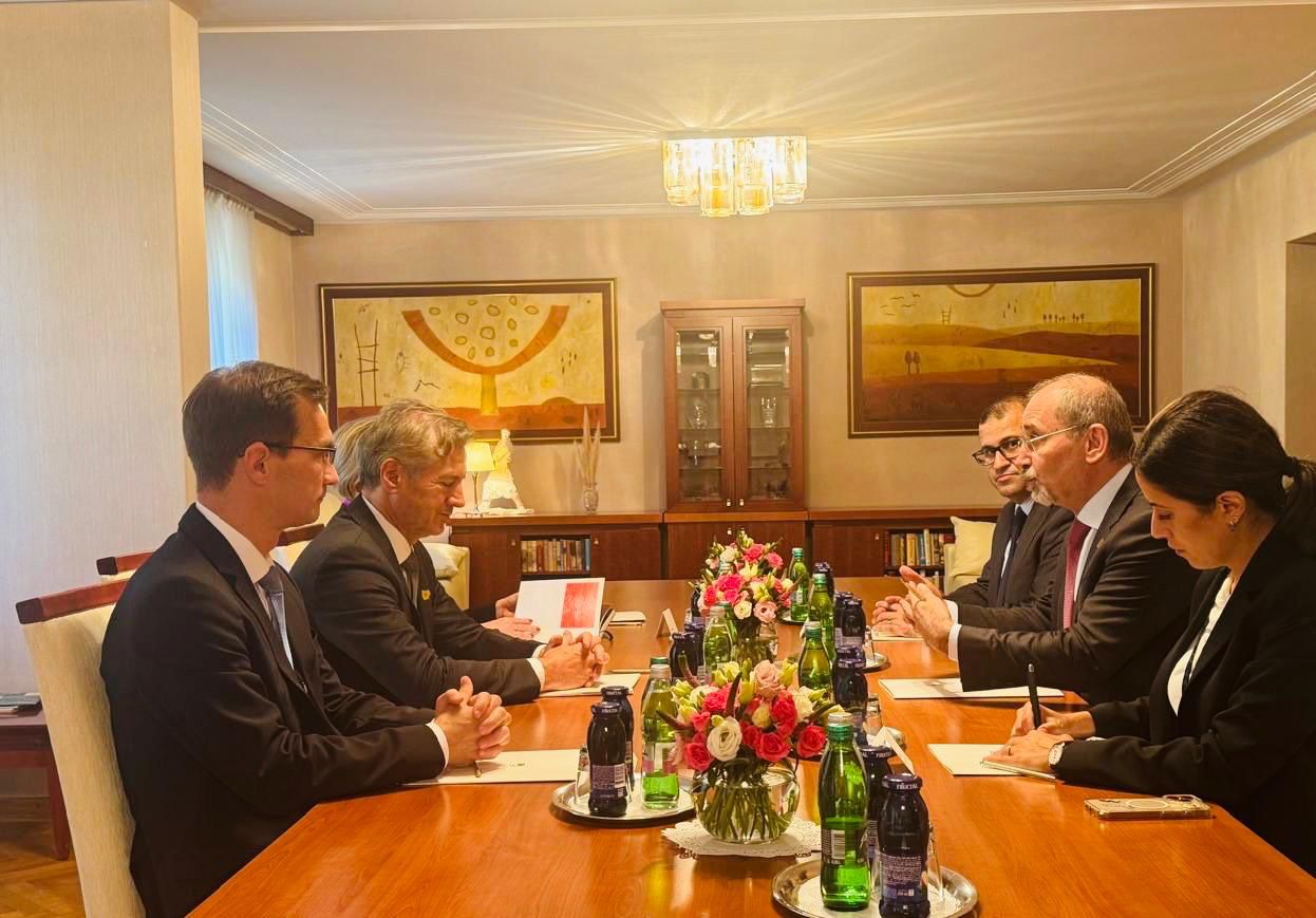 Madar Al-Saa Images 0.020146386291825524