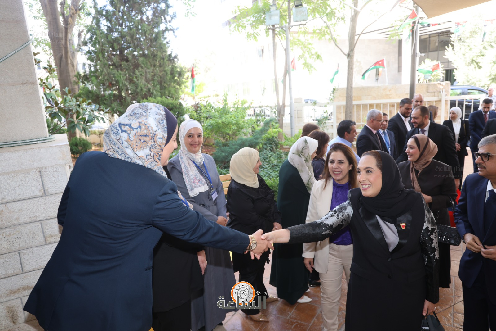 Madar Al-Saa Images 0.4996917313746523