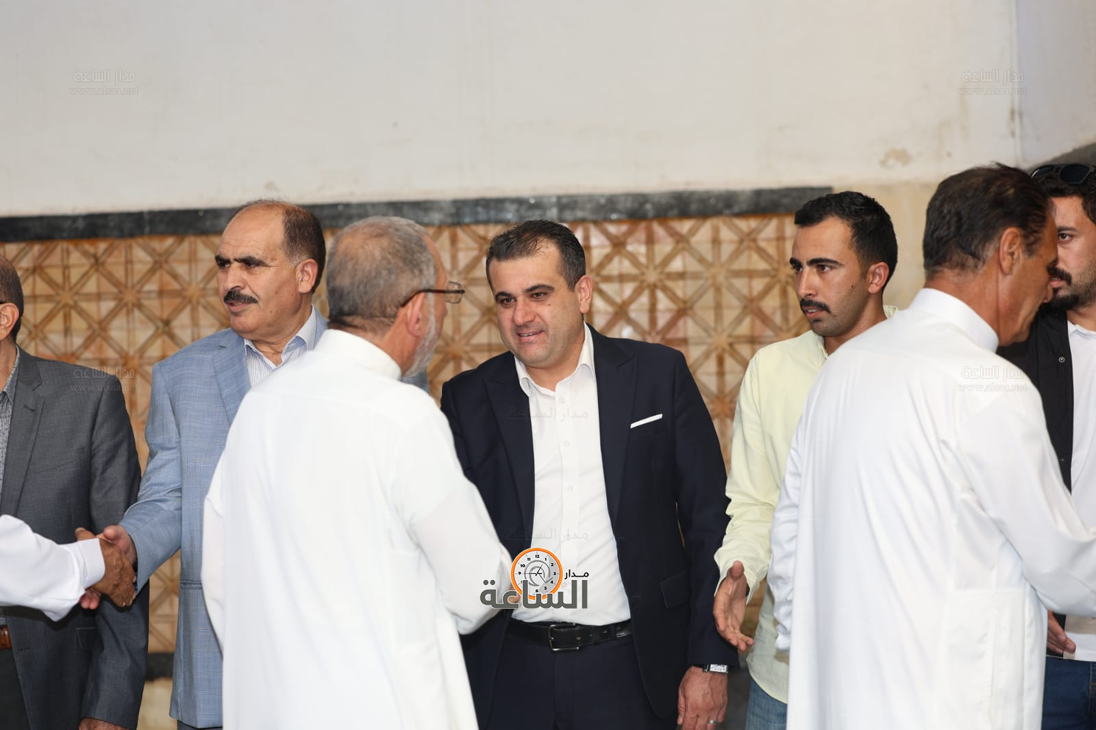 Madar Al-Saa Images 0.399945502448226