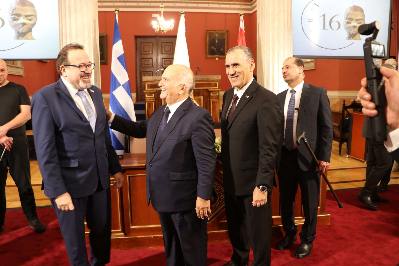 Madar Al-Saa Images 0.3854337731131885