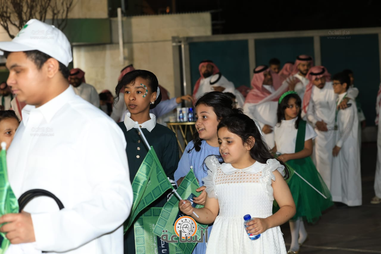 Madar Al-Saa Images 0.3723767302006221