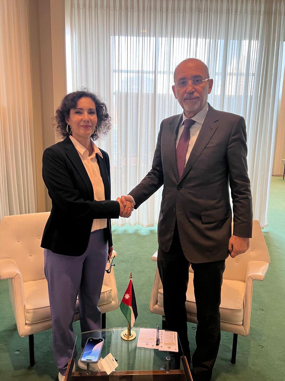 Madar Al-Saa Images 0.3211156338913067