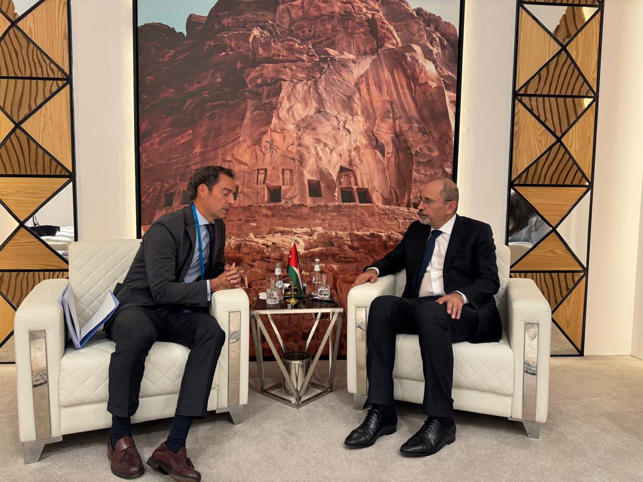 Madar Al-Saa Images 0.7808256684898804