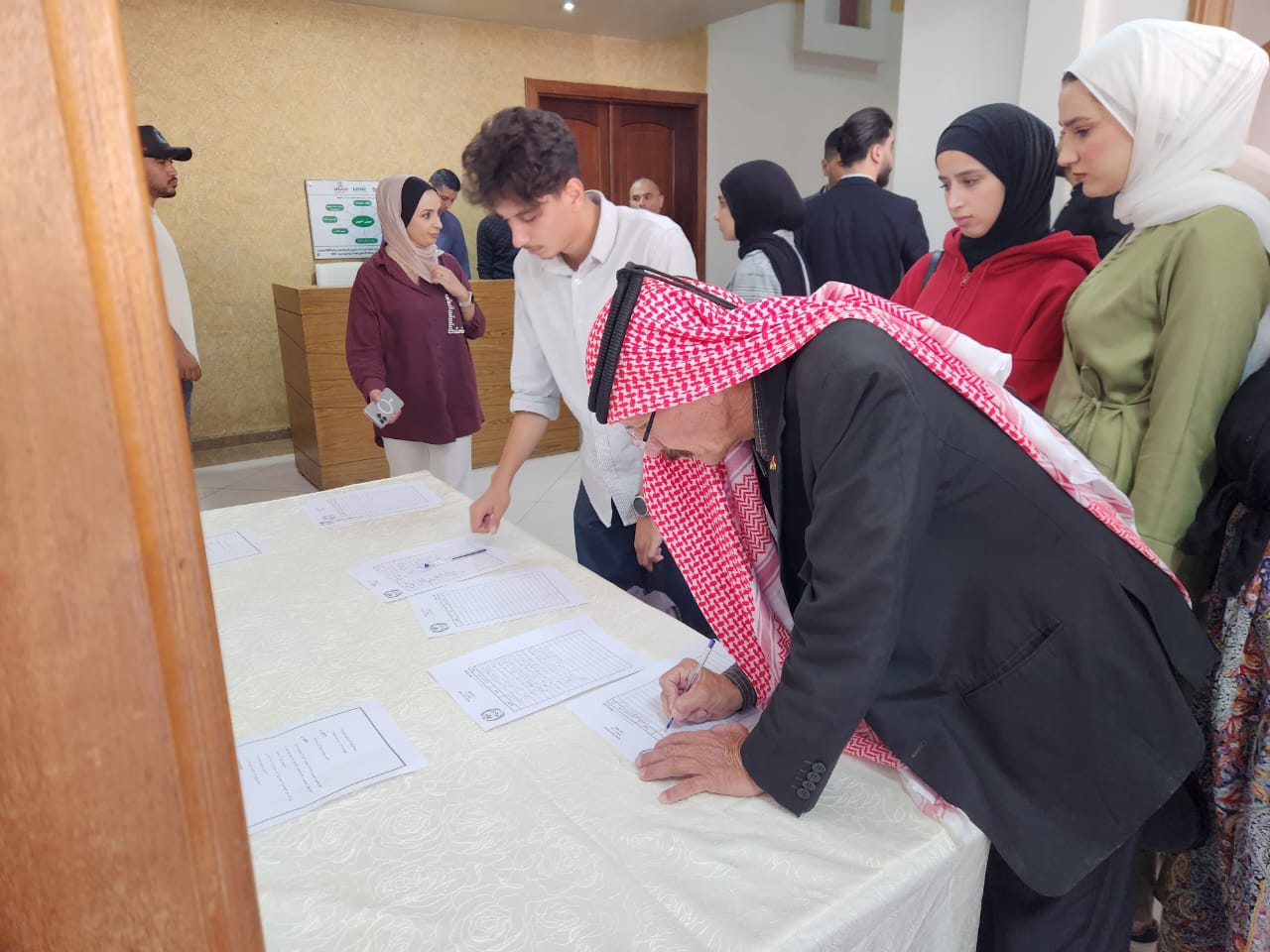 Madar Al-Saa Images 0.08500369184440326