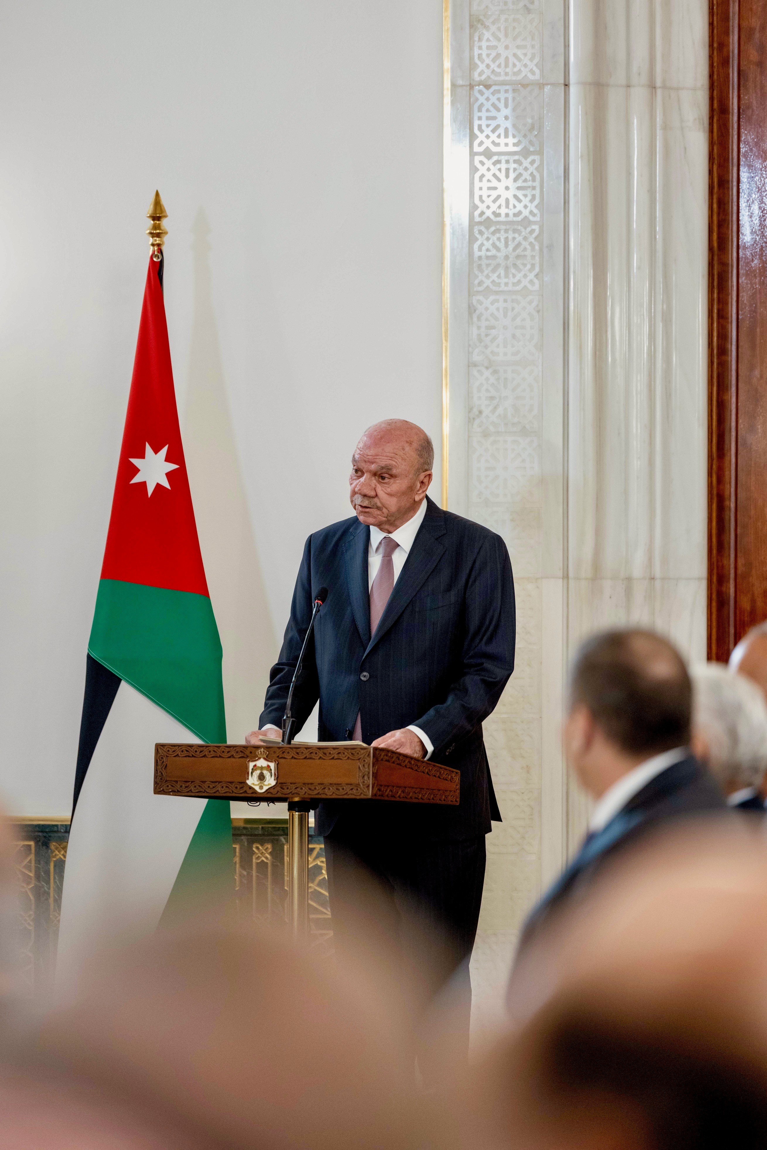 
رئيس مجلس الأعيان فيصل الفايز في الرد على خطاب العرش: أجيال الأردنيين ملكت وراكمت الكفاءة والمهارة والقدرة على تجاوز كل الأزمات فخرج منها الأردن أصلب وأقوى.

