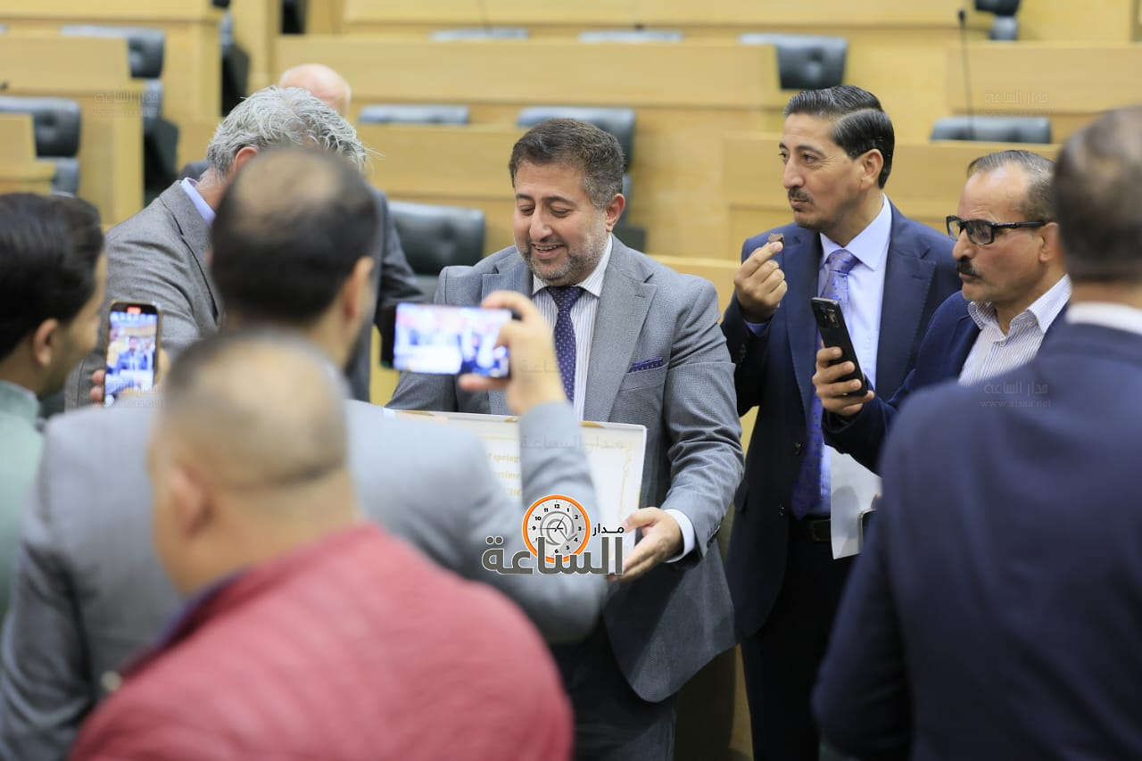 Madar Al-Saa Images 0.4225120802633673