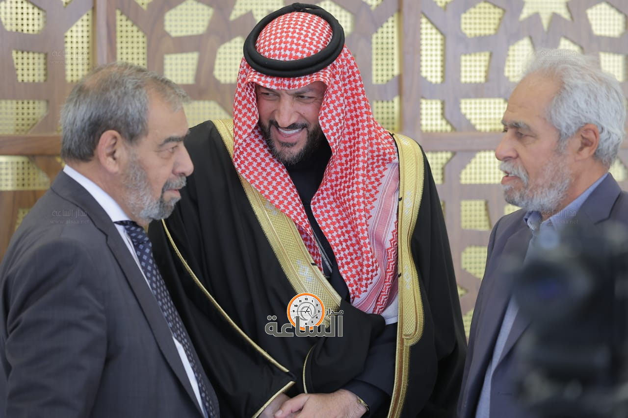 Madar Al-Saa Images 0.6840648398382178