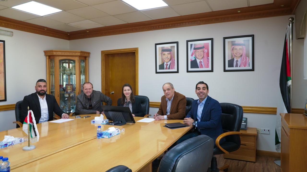 Madar Al-Saa Images 0.4860394467562392