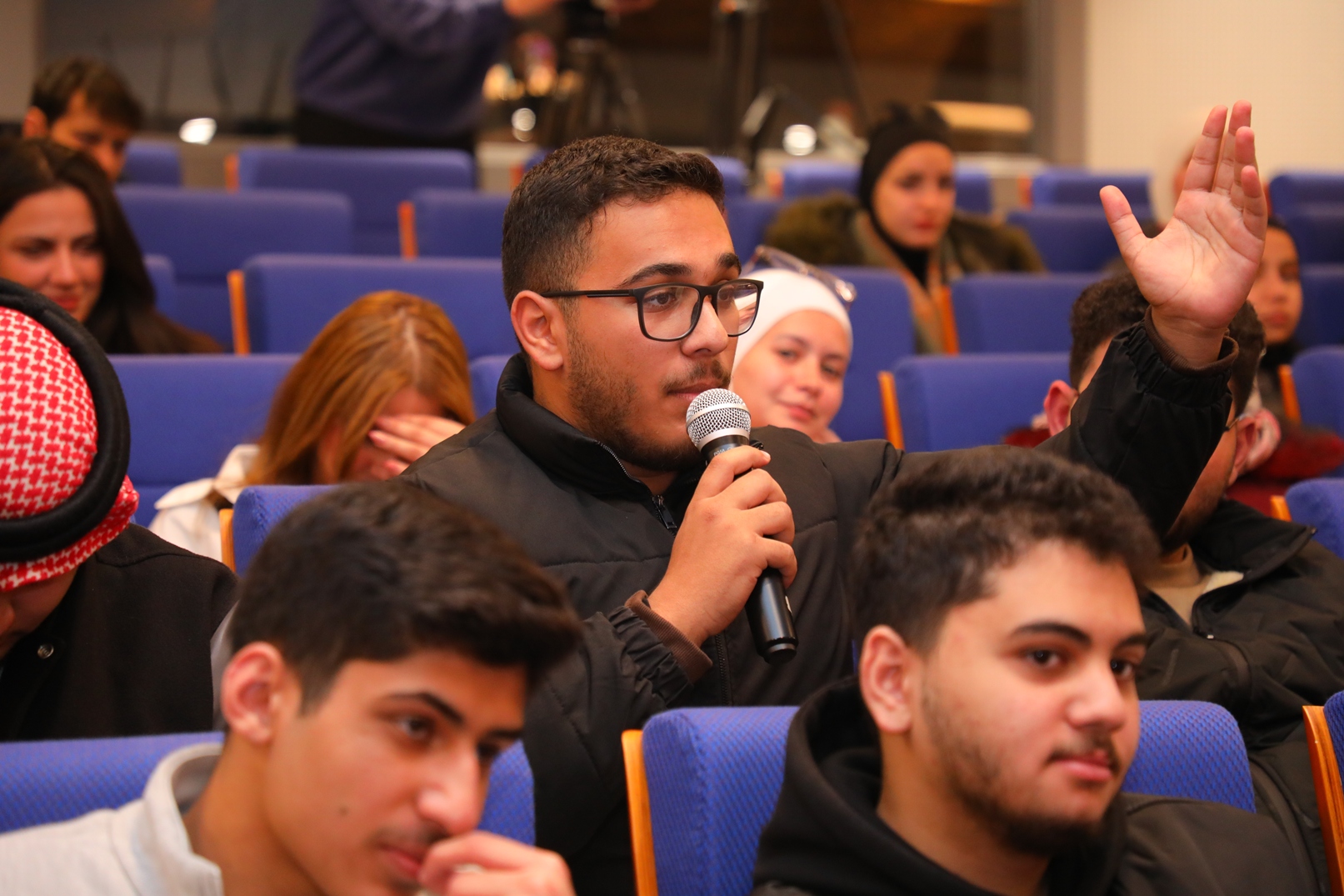 Madar Al-Saa Images 0.8135080872645124