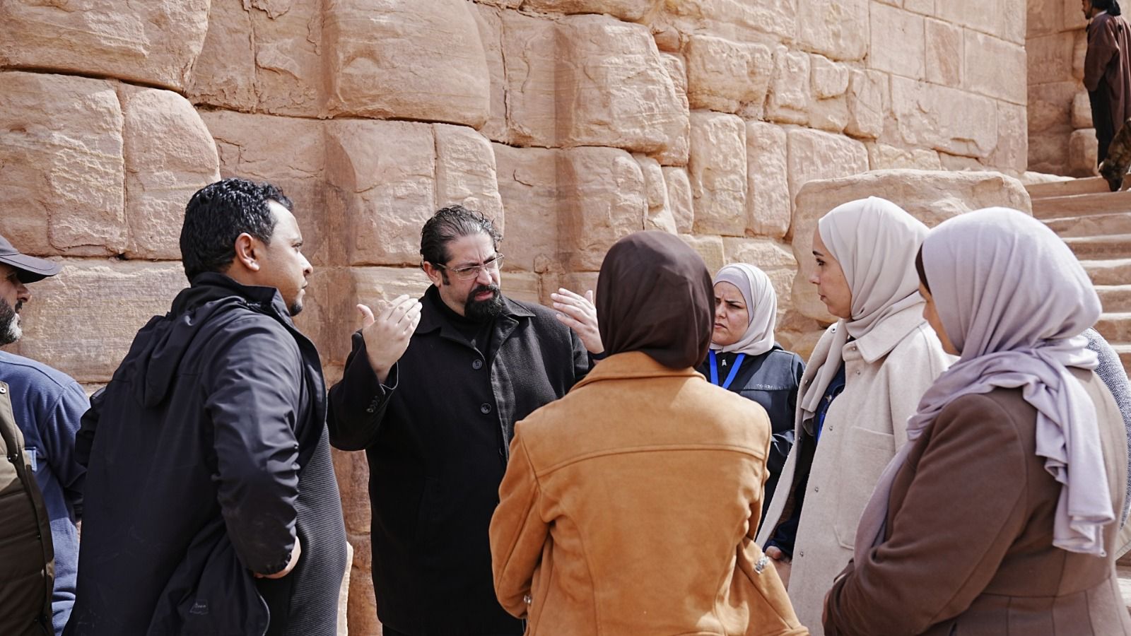 Madar Al-Saa Images 0.38919084067077114