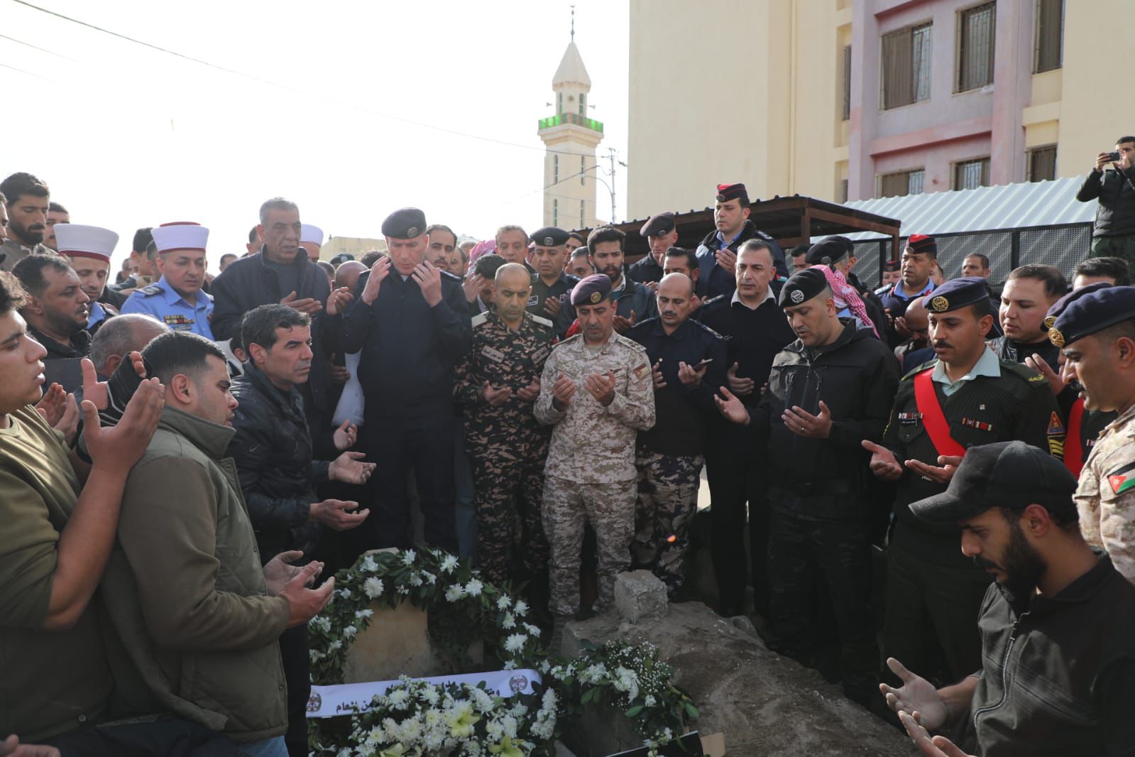 Madar Al-Saa Images 0.0007056167308459038