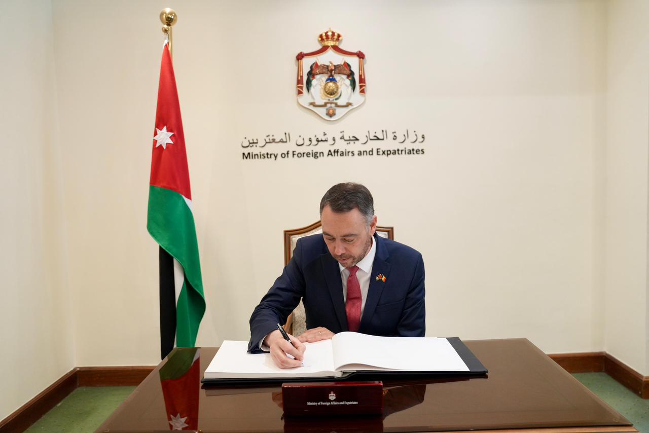 Madar Al-Saa Images 0.35625373927792825