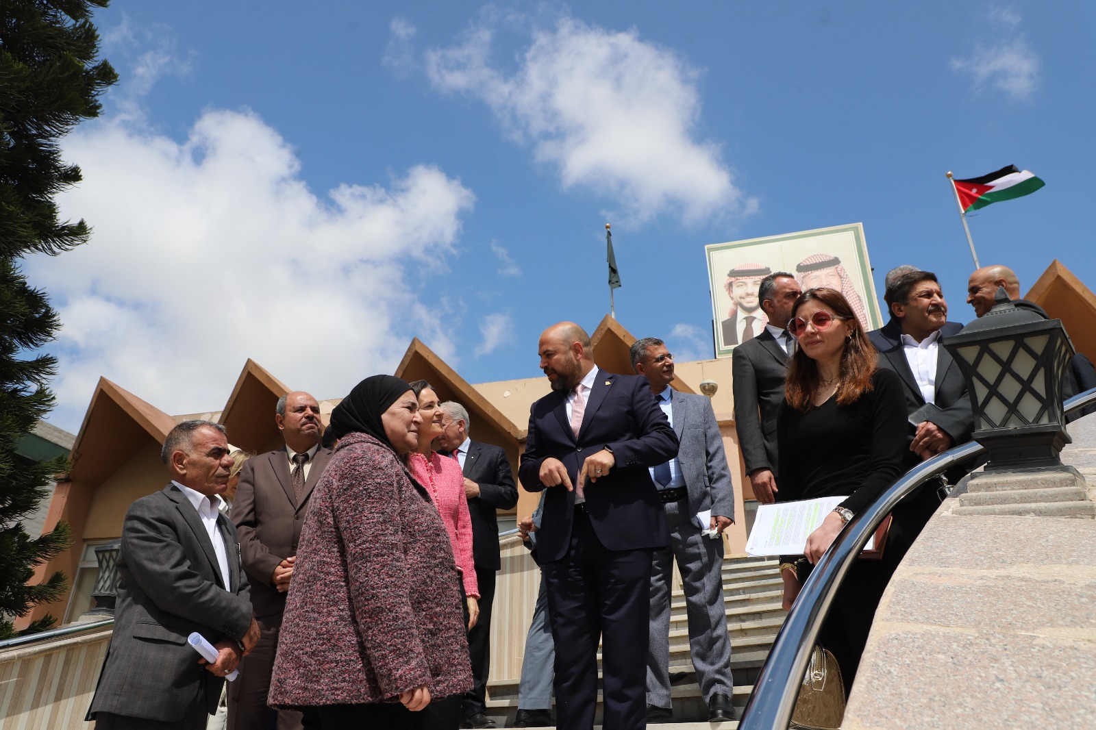 Madar Al-Saa Images 0.47986680005947335