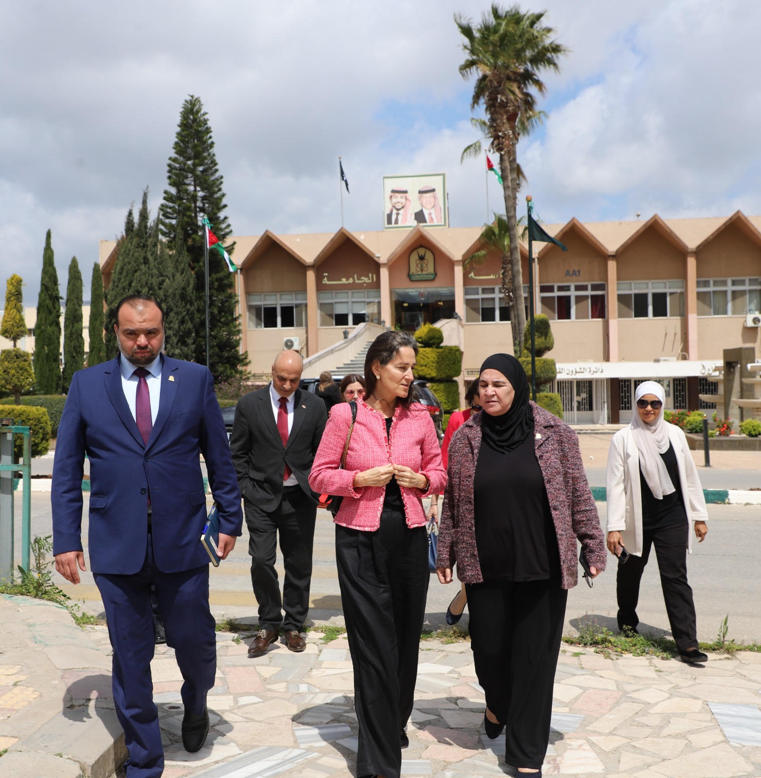 Madar Al-Saa Images 0.47927053762949035