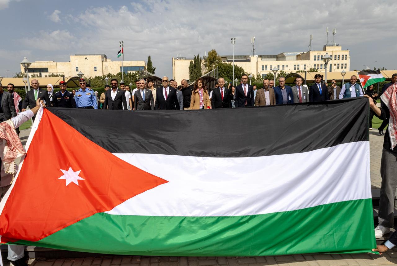 Madar Al-Saa Images 0.8296842033963445