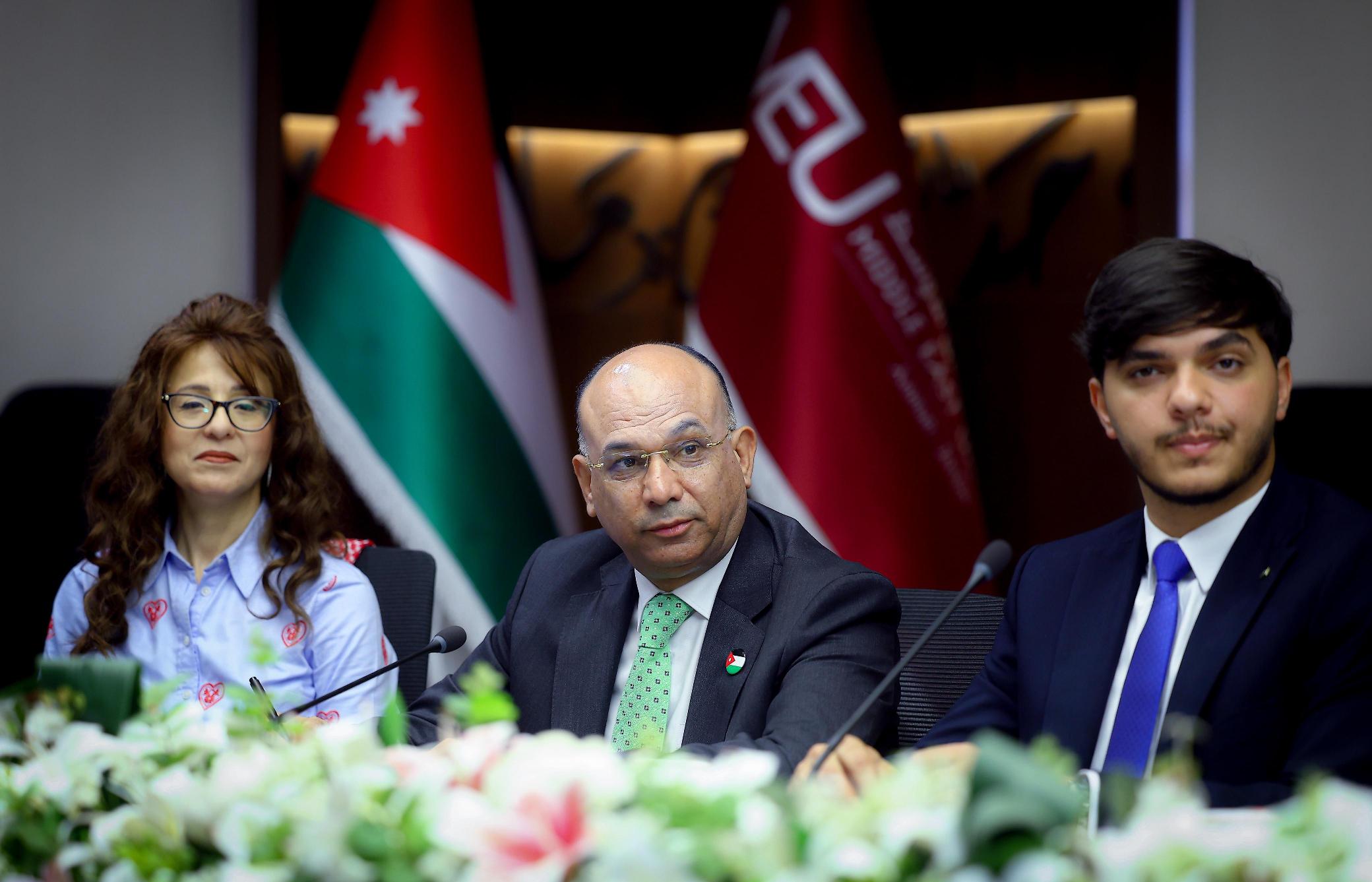 Madar Al-Saa Images 0.7192909566187902