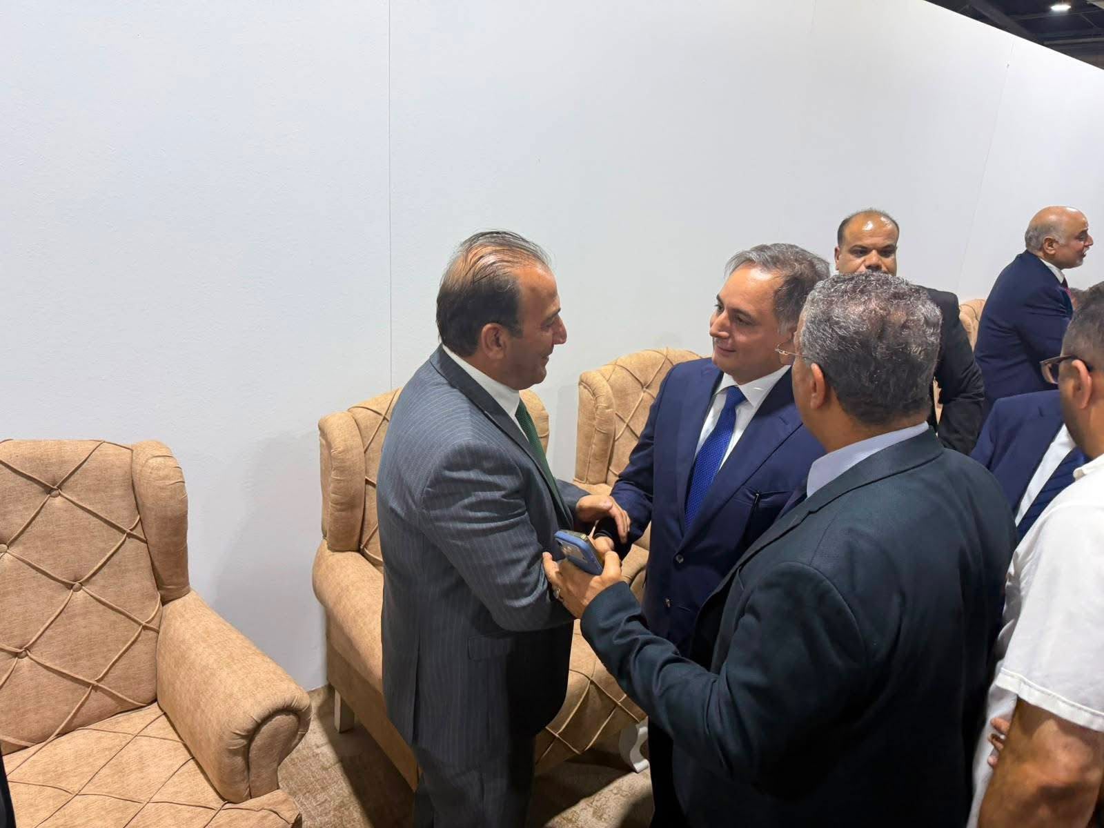 Madar Al-Saa Images 0.3279538800180235