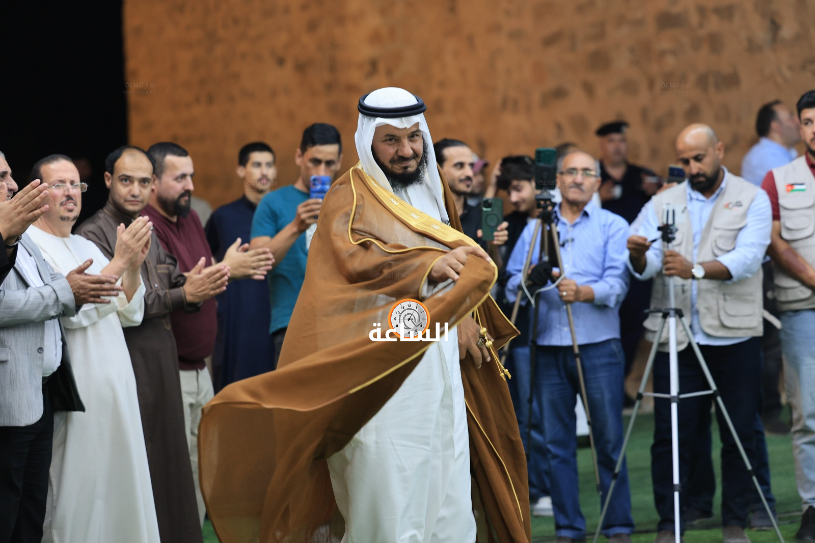 Madar Al-Saa Images 0.4845425086566746