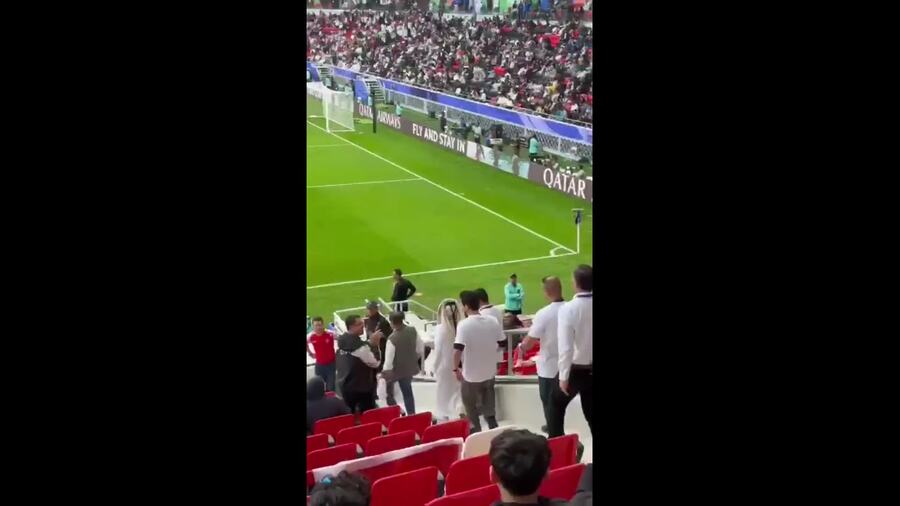 بالفيديو.. الأمير الحسين يتوجه من منصة