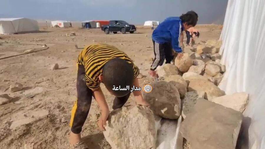 أطفال في الأغوار يدعمون خيمهم بالحجارة
