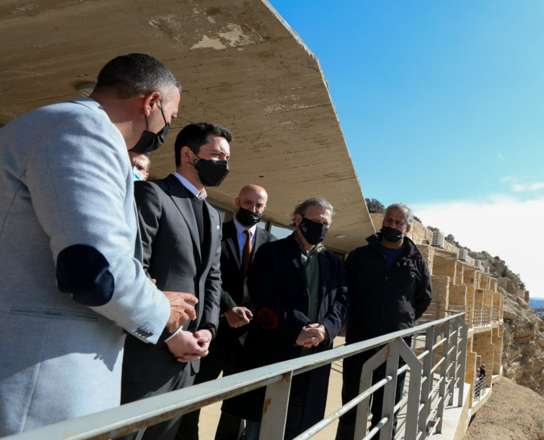 ولي العهد يجول في ضانا.. (صور)