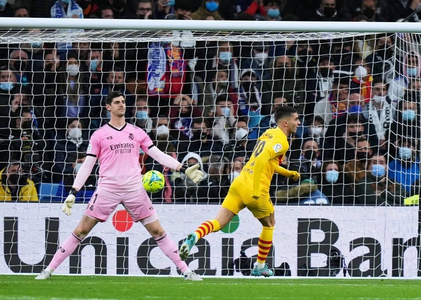 برشلونة يثقل شباك ريال مدريد في