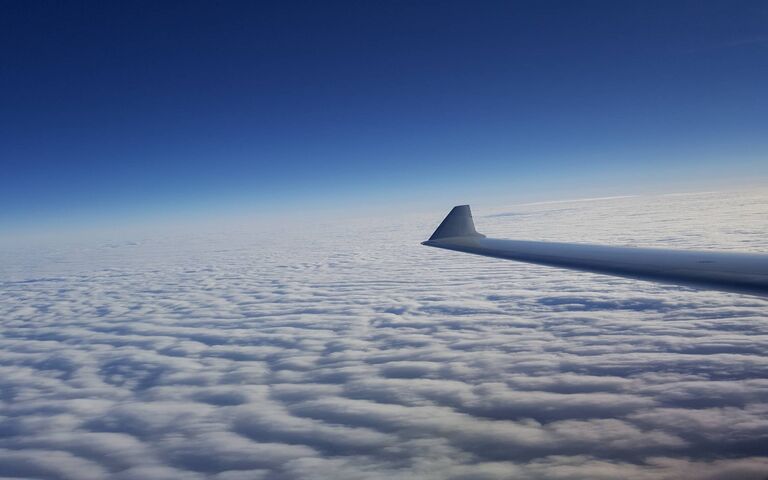 أكثر من 17 ساعة فوق السحاب