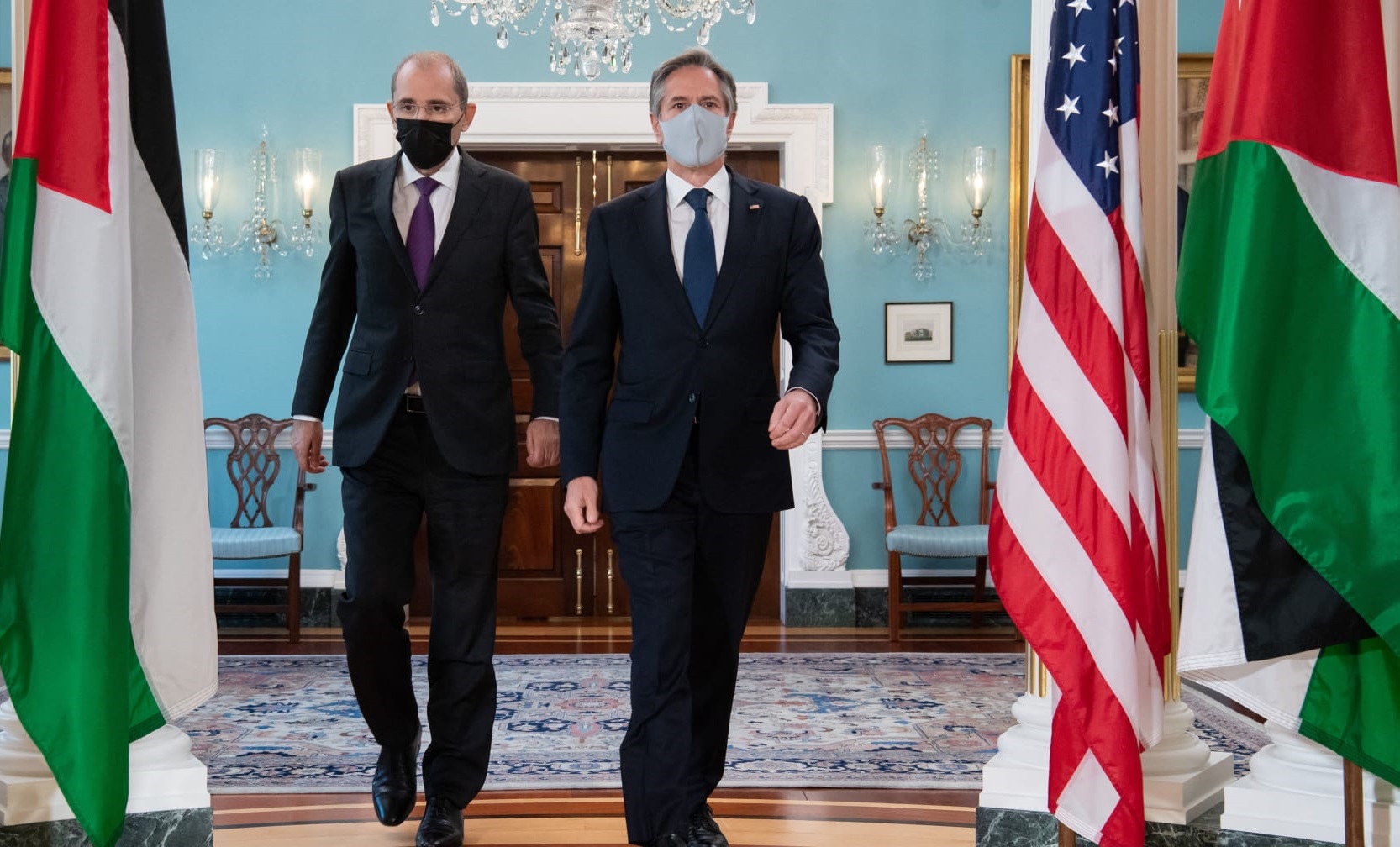 الصفدي يجري مباحثات هاتفية مع نظيره