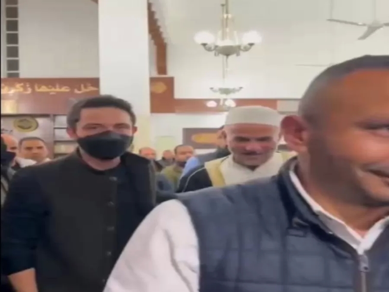 نائب الملك الامير الحسين يؤدي صلاة