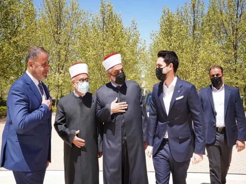 الامير الحسين يشارك جموع المصلين صلاة